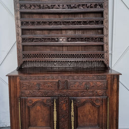Absolutely stunning French early 18th century kitchen dresser/Vaisselier with beautiful carving and cupboards for storage . The top carved section has four shelves for display and is in good original detailed condition.