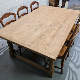 French country style bleached Oak farmhouse table. With nicely turned legs and is in good original condition.