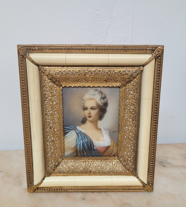 Beautifully framed hand painted miniature of a women under convex glass, features delicate gilt metal work please see pictures.