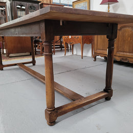 French oak pedestal farmhouse style dining table, sourced from France and in good original detailed conditions. Please see pictures to form part of the description.