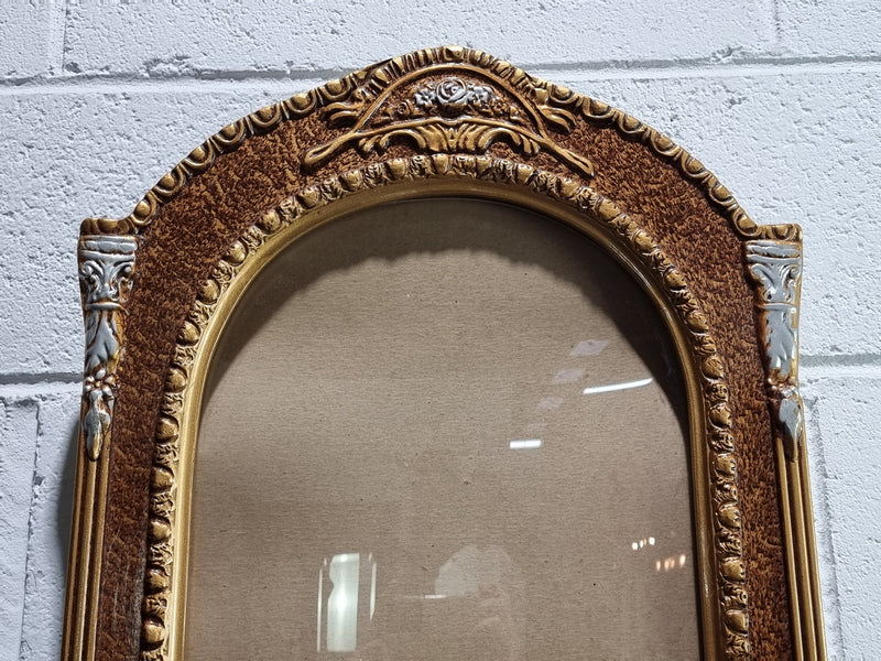 Oval decorative frame “Empire Art Co Sydney” with convex glass. In good original condition.