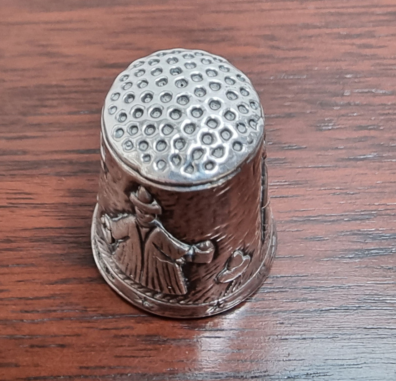 Sterling silver boxed thimble from the Heritage Collection “Three Kings”. Birmingham 1991.