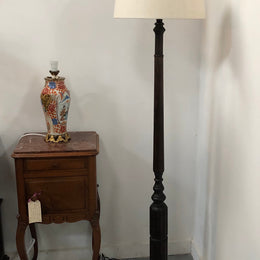Oak Tudor style standard lamp that has been rewired and has a foot switch. In good original condition. 

Please note lampshade shown in photos is not included.
