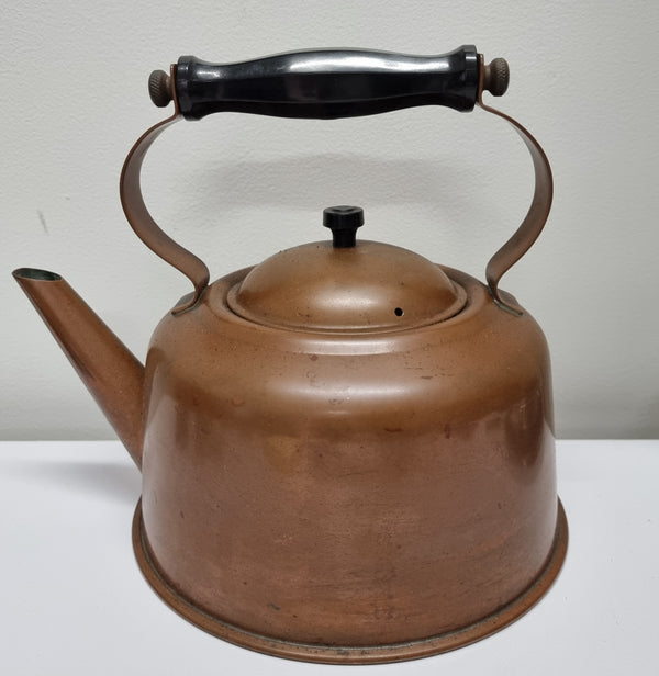 Great condition vintage copper kettle with black handle. Please view photos as they help form part of the description.