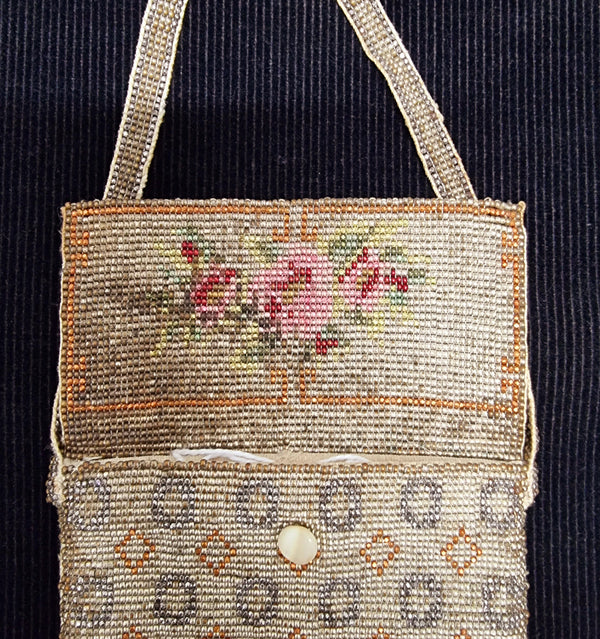 Superb 1920's flapper heavily beaded purse/evening bag. In good used condition for its age. Please view photos as they help form part of the description.