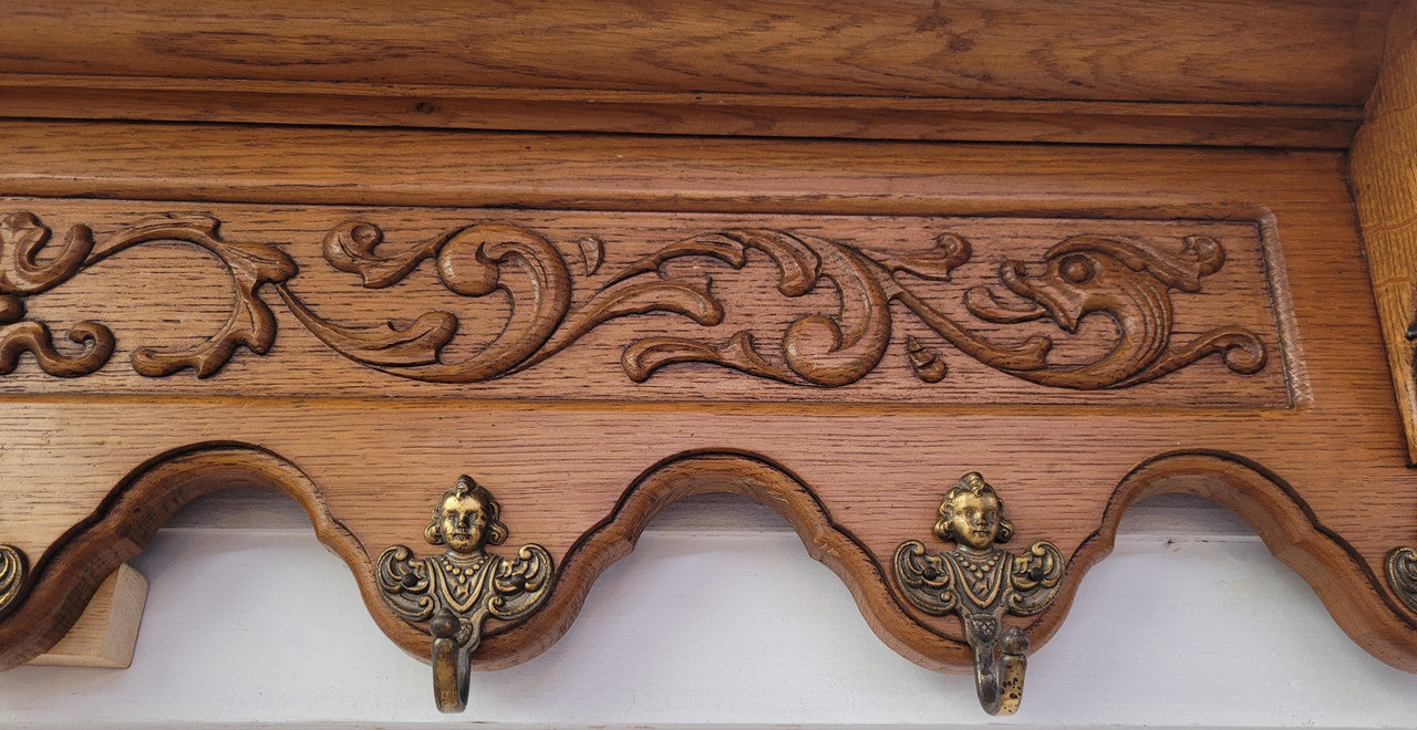 French Oak hanging wall rack with seven hooks. It has been sourced from France and is in good original detailed condition.