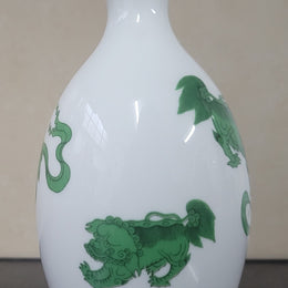 Wedgwood “Chinese Tigers” gold trimmed bud vase. It is in good original condition, please view photos as they help form part of the description.