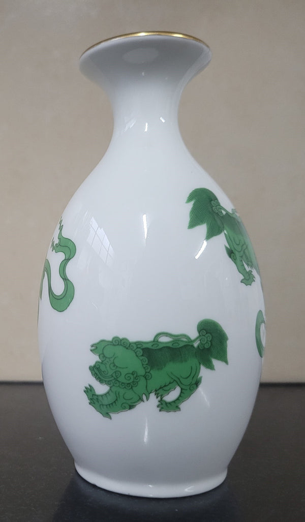 Wedgwood “Chinese Tigers” gold trimmed bud vase. It is in good original condition, please view photos as they help form part of the description.