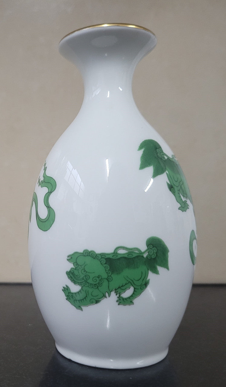 Wedgwood “Chinese Tigers” gold trimmed bud vase. It is in good original condition, please view photos as they help form part of the description.