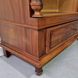 Grand French Henry II style open bookcase with four fully adjustable shelfs and one drawer at the bottom. It is in good original detailed condition.