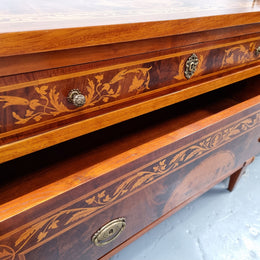 Neo Classical Style Italian superbly inlaid chest of drawers / Commode. In very good original detailed condition. Circa 1950's.