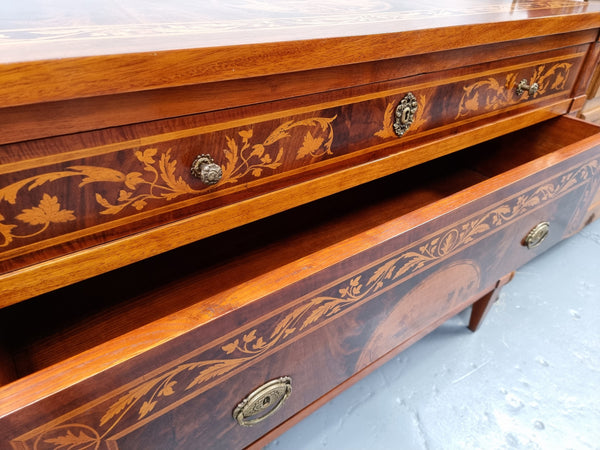 Neo Classical Style Italian superbly inlaid chest of drawers / Commode. In very good original detailed condition. Circa 1950's.