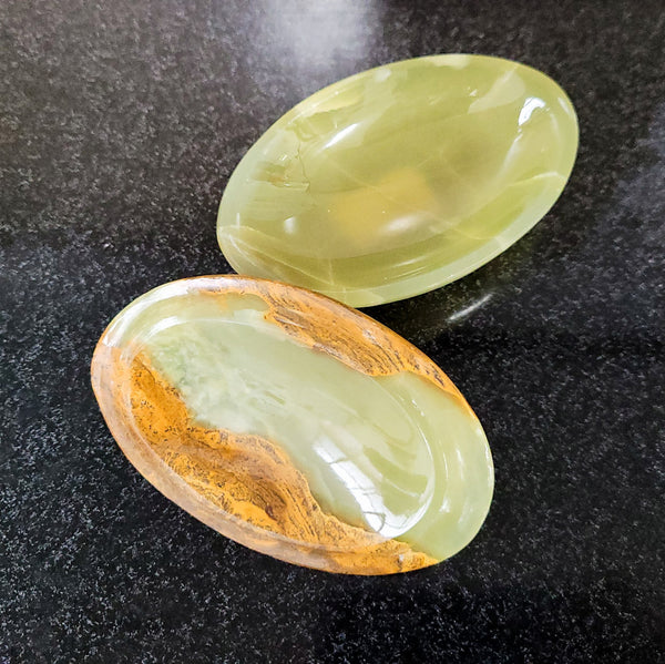 Stunning Vintage onyx marble trinket box and lid. It is in good original condition, please view photos as they help form part of the description.