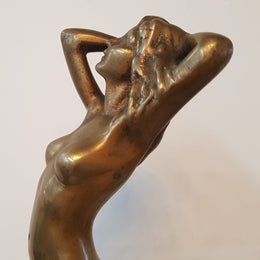 Here we have a lovely circa 1930's solid Art Deco bronze statue of a female on a wooden base. In good original condition.