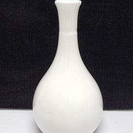 White Wedgwood metallised bone china, made in England. Stamped. In good original condition, Please view photos as they help form part of the description.