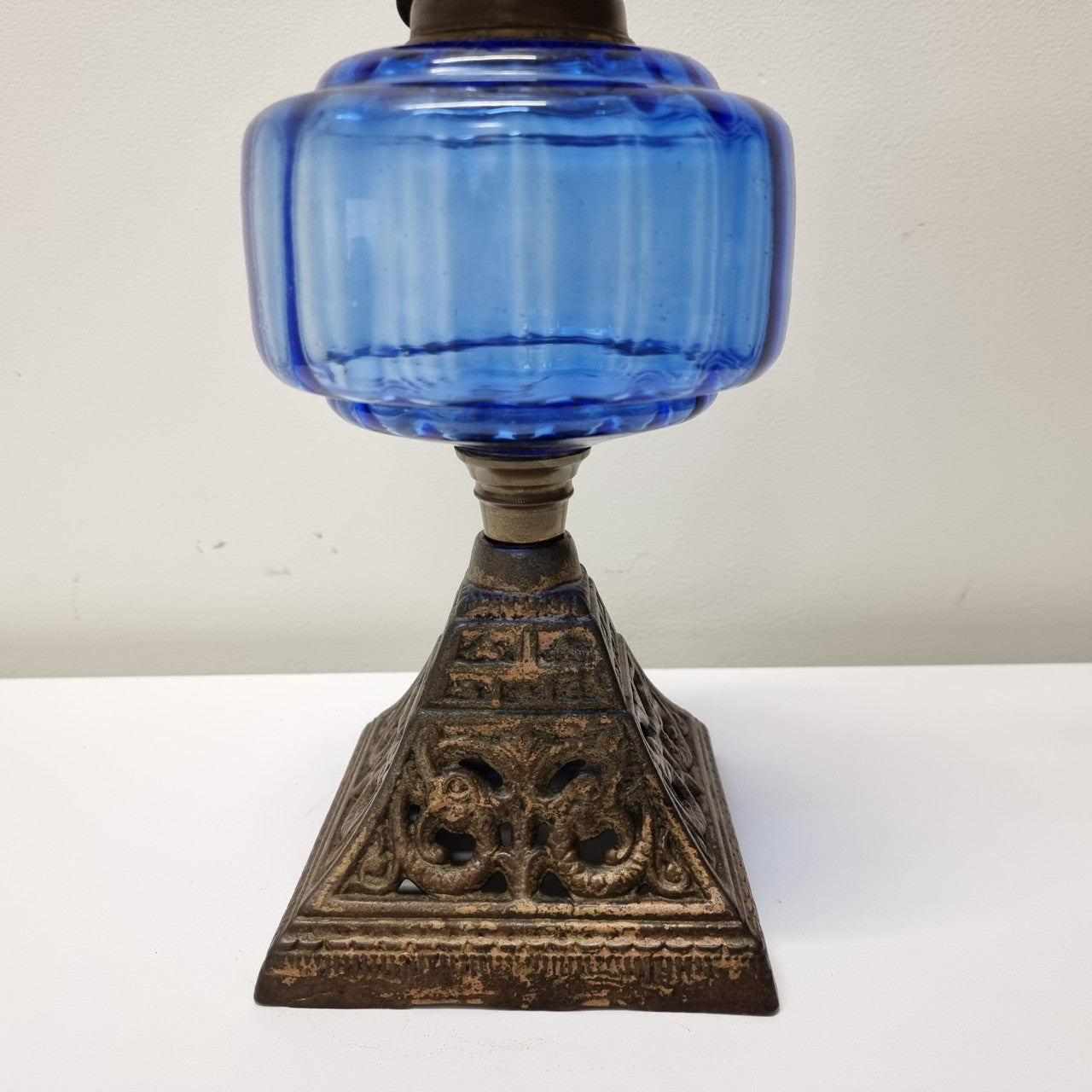 Stunning late Victorian blue bowl and cast iron base kero lamp. In good original condition. Please view photos as they form part of the description.