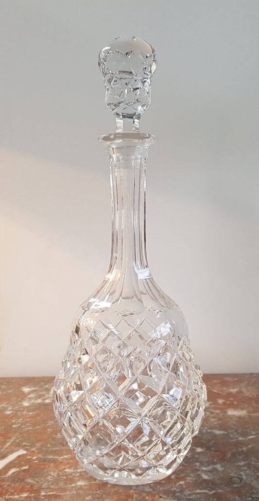 A beautiful cut glass decanter bottle in good original condition.
