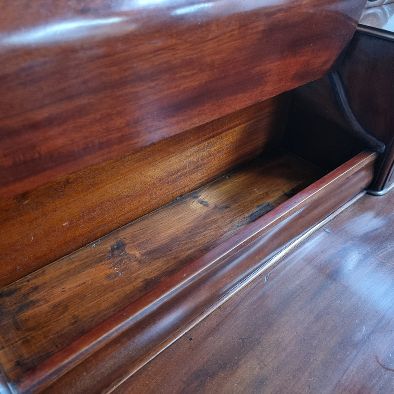 Victorian Mahogany duchess dressing table with tilt mirror on scrolled supports. It has seven trinket drawers and lift up storage. It is in good original condition and has been sourced locally.