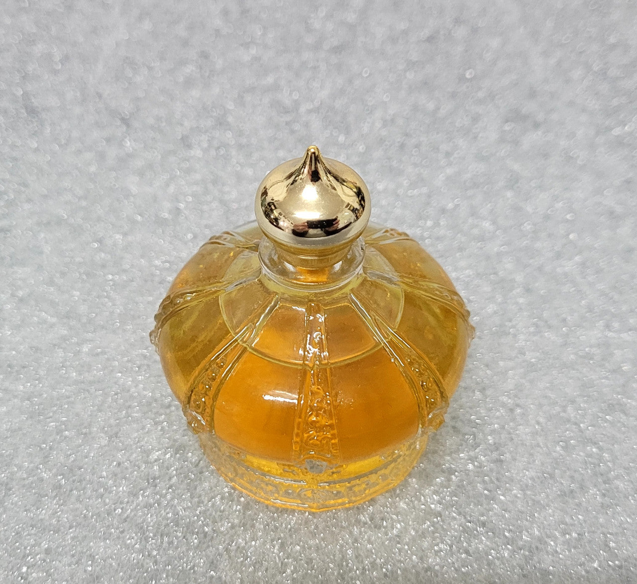 Lovely vintage Royale Avon cologne "Occur". It comes with its original perfume and in the original box. In good condition.