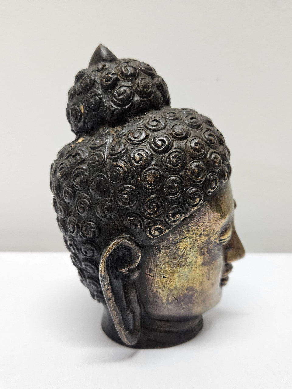 Lovely Antique bronze buddha head, in good original condition. Please see photos as they form part of the description.