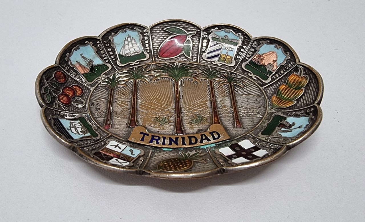 Vintage souvenir enamel bowl "Trinidad". It is in good original condition and has been sourced locally. Please view photos as they help form part of the description.