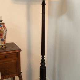 Oak Tudor style standard lamp that has been rewired and has a foot switch. In good original condition. 

Please note lampshade shown in photos is not included.