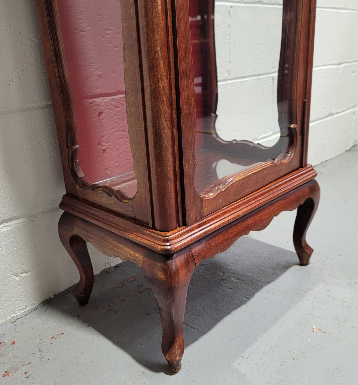 French Louis XV style compact display cabinet with marble top. It is of pleasing proportions with a lovely maroon fabric back and two glass shelves. In good original detailed condition.