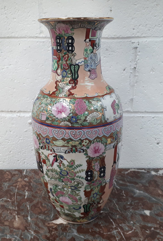 Nicely hand-painted Chinese Republic vase. In good condition. Circa 1950's.