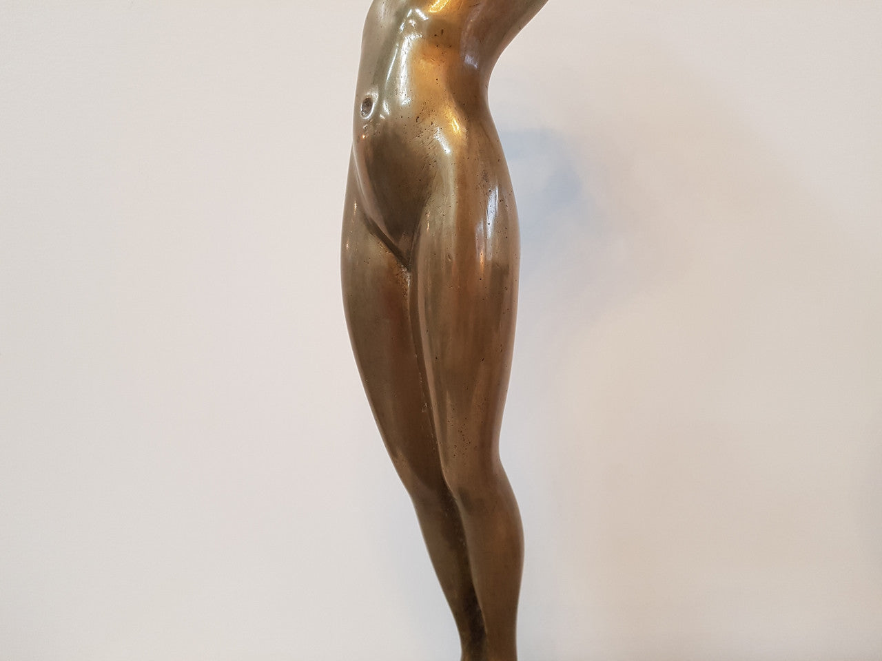 Here we have a lovely circa 1930's solid Art Deco bronze statue of a female on a wooden base. In good original condition.