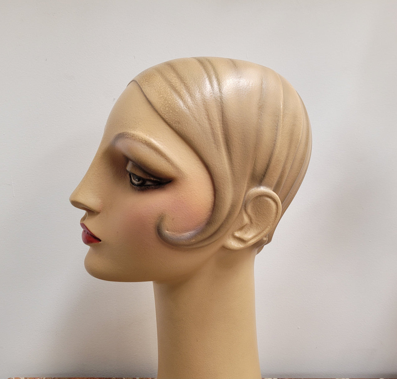 Elegant Vintage deco style mannequin head and shoulders in very good condition.