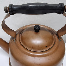 Great condition vintage copper kettle with black handle. Please view photos as they help form part of the description.