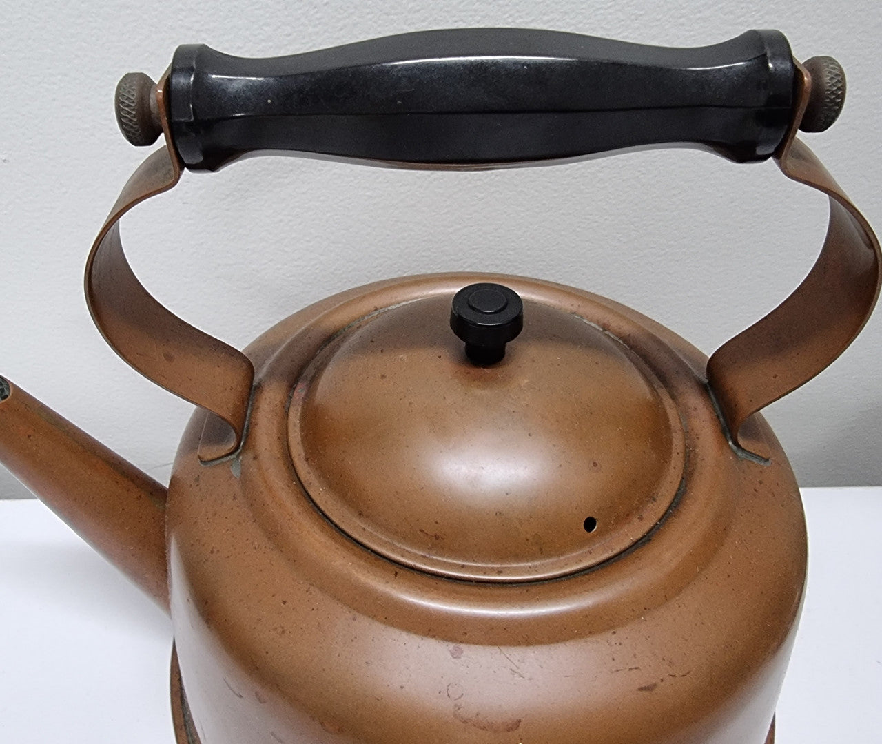 Great condition vintage copper kettle with black handle. Please view photos as they help form part of the description.