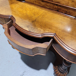 An elegant Victorian Figured Walnut dressing table with tilit mirror and a stunning fine Firgured Walnut serpentine shaped front. It has been sourced locally and is in good original detailed condition.