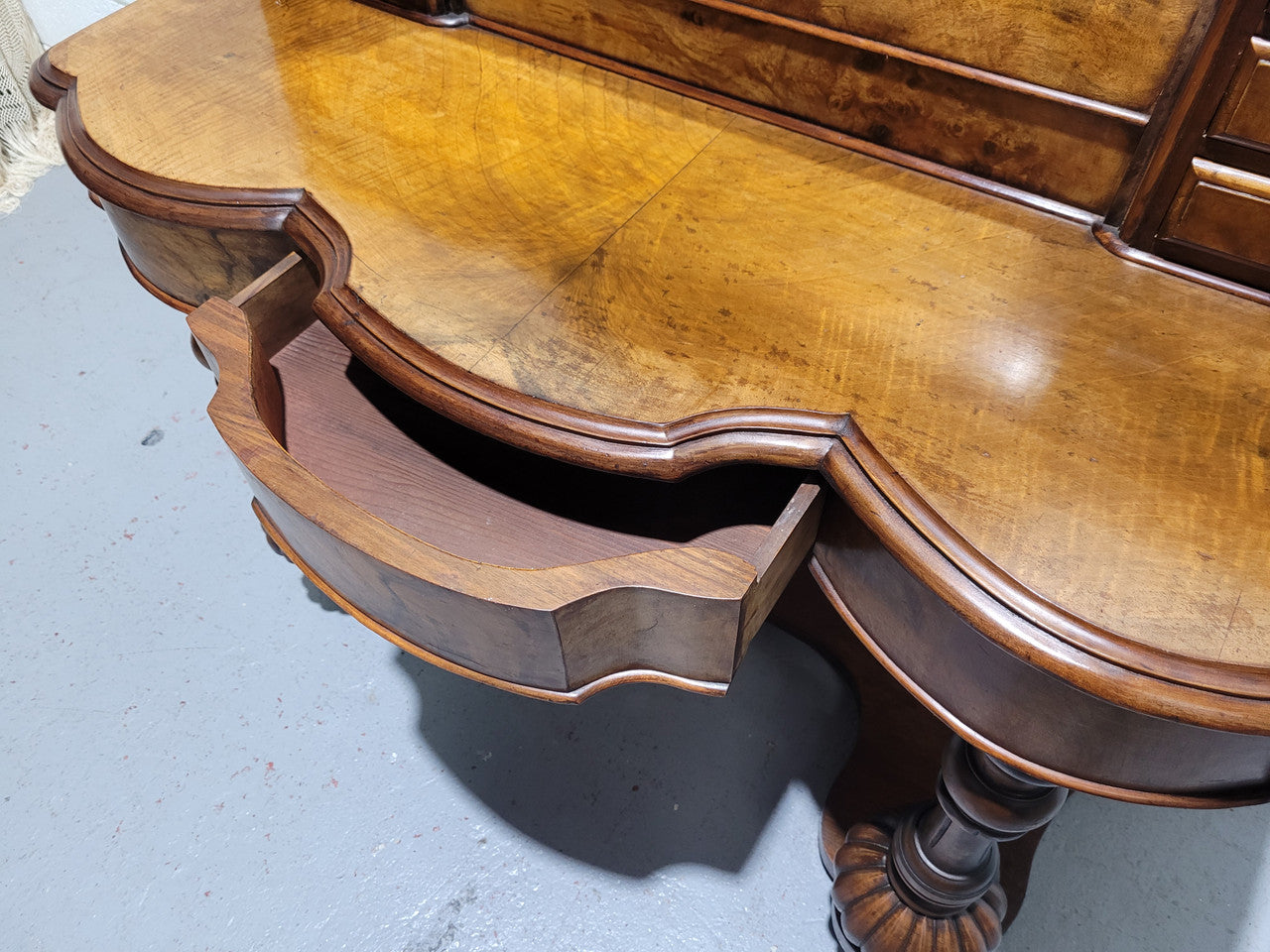 An elegant Victorian Figured Walnut dressing table with tilit mirror and a stunning fine Firgured Walnut serpentine shaped front. It has been sourced locally and is in good original detailed condition.