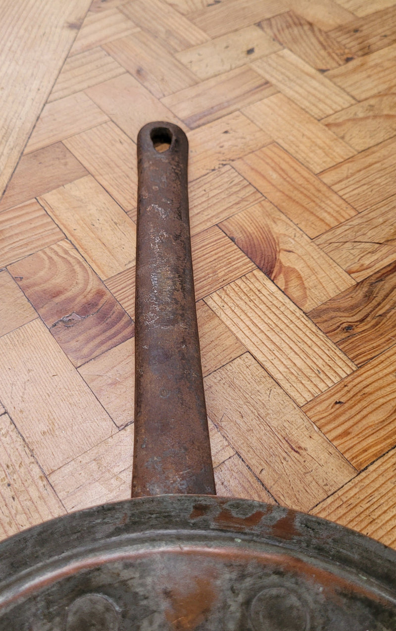 Heavy French 19th century frying pan skillet with lid. It has been sourced from France and is in good original detailed condition.