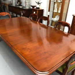 Lovely Victorian Walnut Extension dining table on castors and 8 lovely upholstered dining chairs in good condition.