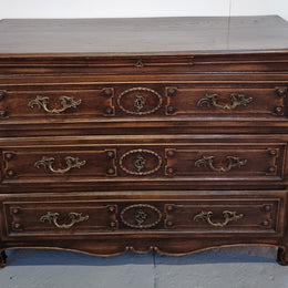 Early 19th century carved Oak three-drawer commode. Beautiful handles and has a small hidden drawer at the top. In good original detailed condition. Please note keys are not included.
