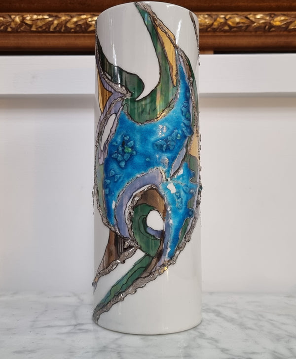 Beautiful decorative modern Mid Century signed vase. It is in good original condition, please view photos as they help form part of the description.