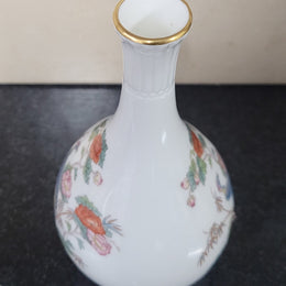 Wedgwood “Kutani Crane” gold trimmed bud vase. It is in good original condition with no chips or cracks, please view photos as they help form part of the description.