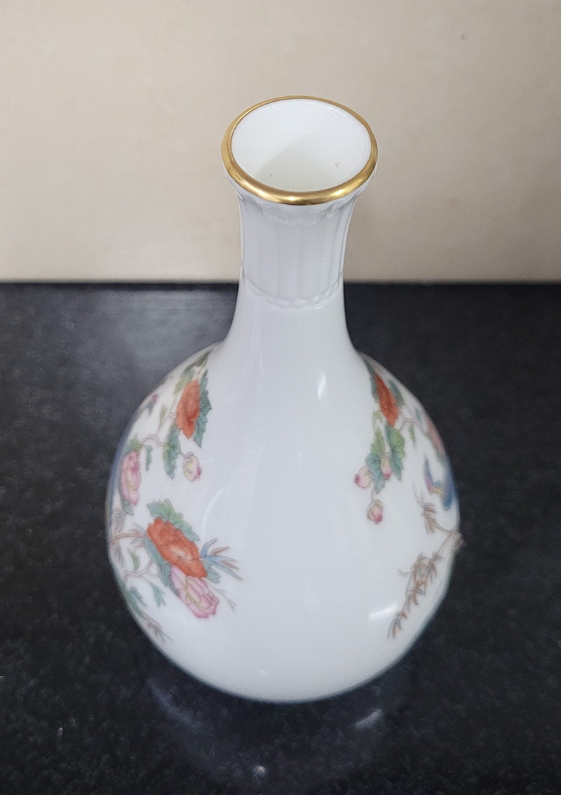 Wedgwood “Kutani Crane” gold trimmed bud vase. It is in good original condition with no chips or cracks, please view photos as they help form part of the description.