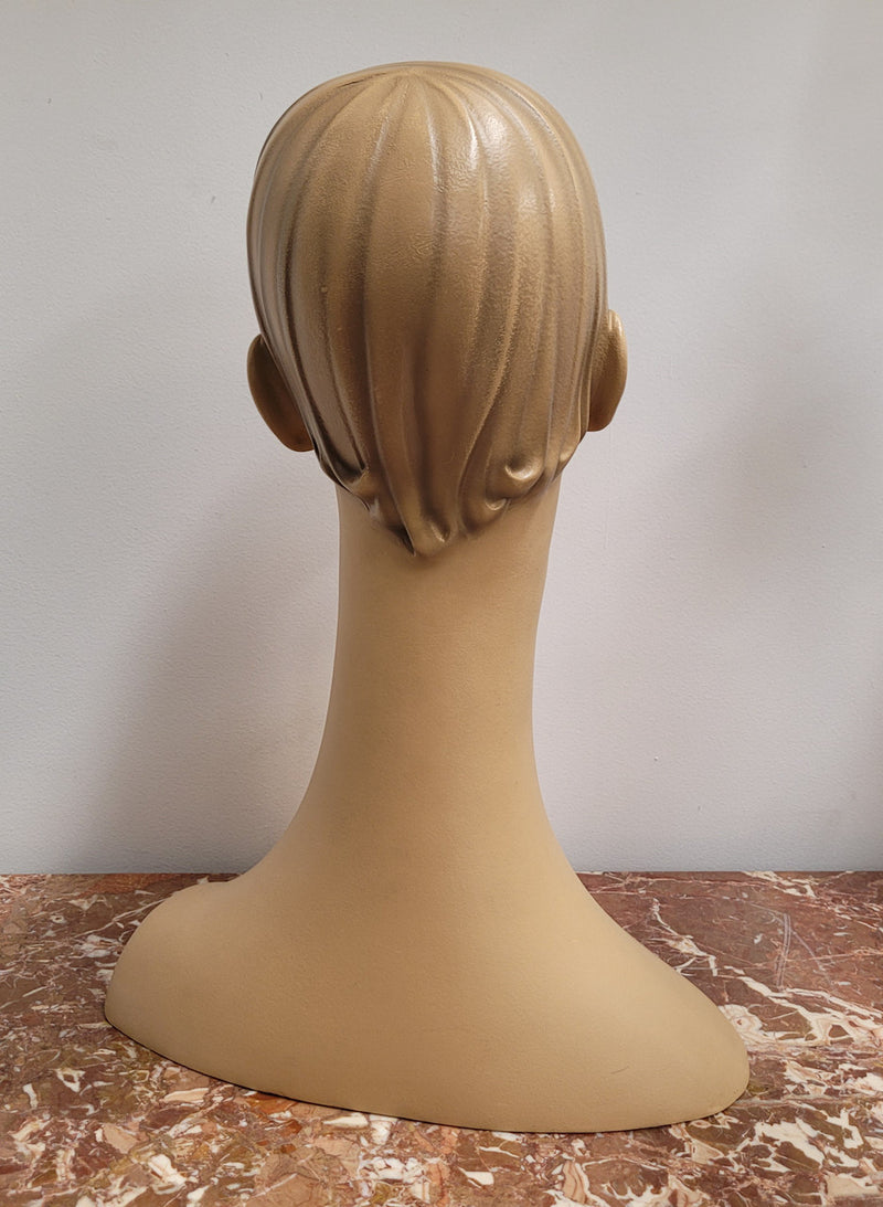 Elegant Vintage deco style mannequin head and shoulders in very good condition.