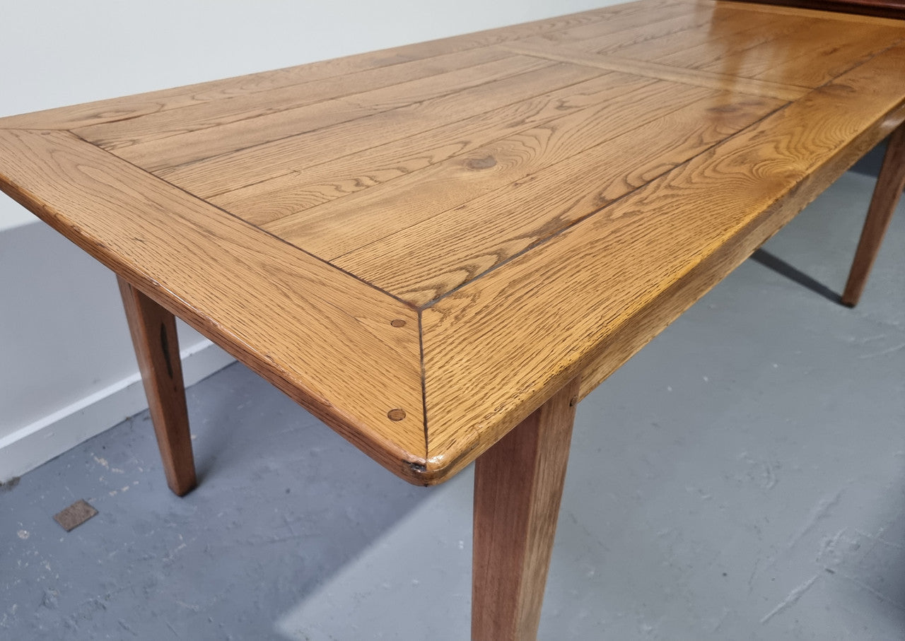 Fabulous Bespoke custom made Antique style American Oak Farmhouse Table. Made from reclaimed American Oak and is good original detailed condition.