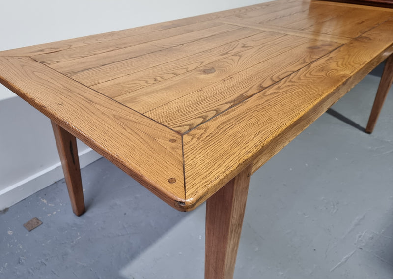 Fabulous Bespoke custom made Antique style American Oak Farmhouse Table. Made from reclaimed American Oak and is good original detailed condition.
