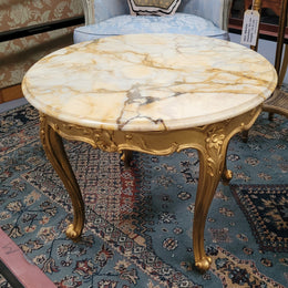 French Louis XV style gilt wood marble top coffee table or side table. It has been sourced from France and is in good original detailed condition.