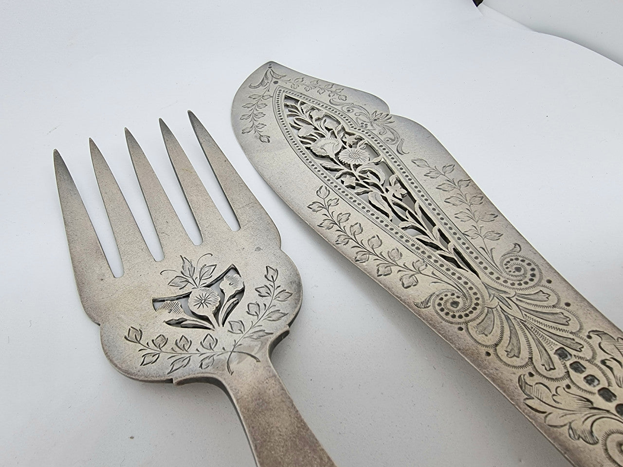 Very decorative pair of Edwardian silver plate Fish servers, in good original condition.