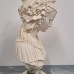 A Giannelli signed Angelica Maria bust on a white marble base. It is in good original condition with no faults.