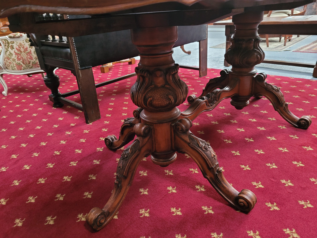Antique Victorian style oval dining table. Table is good original detailed condition table can extend but doesn't have leaves.