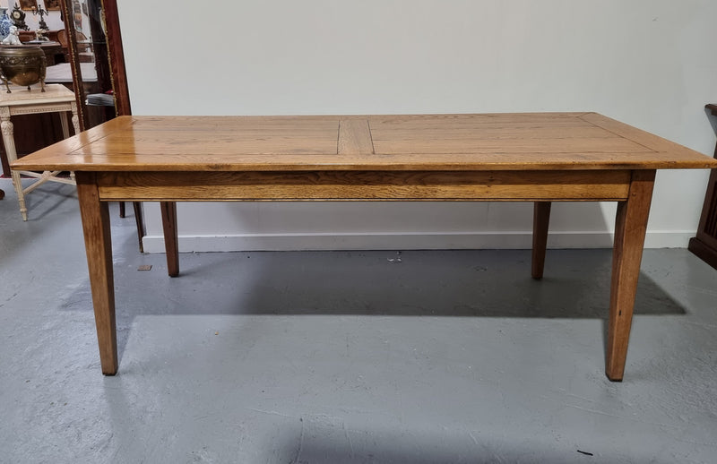 Fabulous Bespoke custom made Antique style American Oak Farmhouse Table. Made from reclaimed American Oak and is good original detailed condition.
