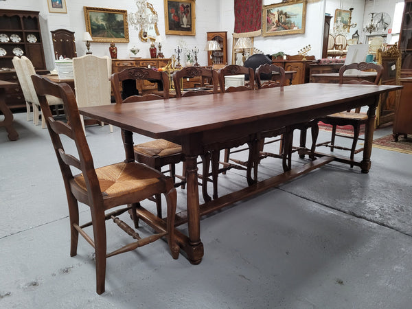 French oak pedestal farmhouse style dining table, sourced from France and in good original detailed conditions. Please see pictures to form part of the description.