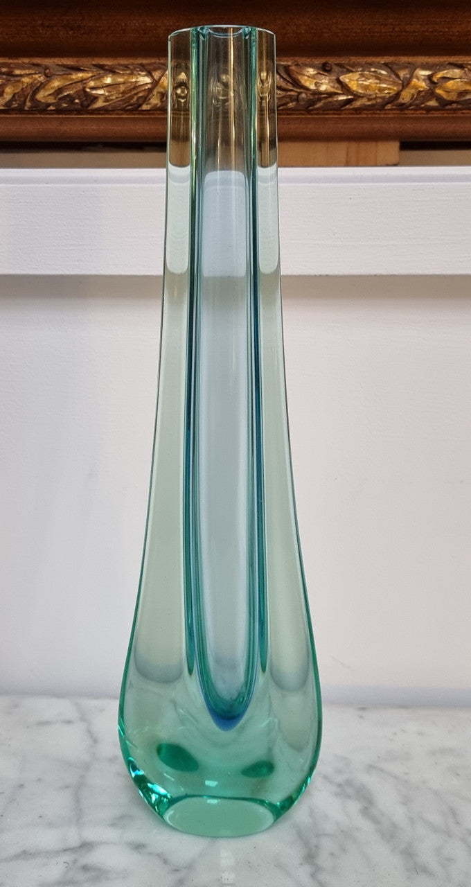 Beautiful green Murano style glass vase, it is in good original condition with no chips or cracks. Please view photos as they help form part of the description.